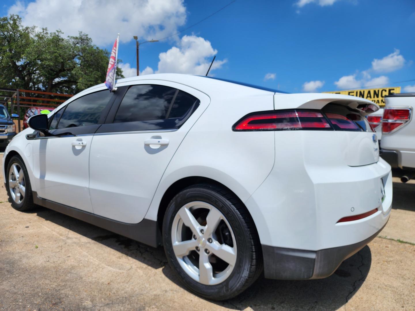 2015 WHITE Chevrolet Volt (1G1RA6E45FU) with an ELECTRIC engine, Continuously Variable Transmission transmission, located at 2660 S.Garland Avenue, Garland, TX, 75041, (469) 298-3118, 32.885387, -96.656776 - Welcome to DallasAutos4Less, one of the Premier BUY HERE PAY HERE Dealers in the North Dallas Area. We specialize in financing to people with NO CREDIT or BAD CREDIT. We need proof of income, proof of residence, and a ID. Come buy your new car from us today!! This is a very well cared for 2015 Ch - Photo#5